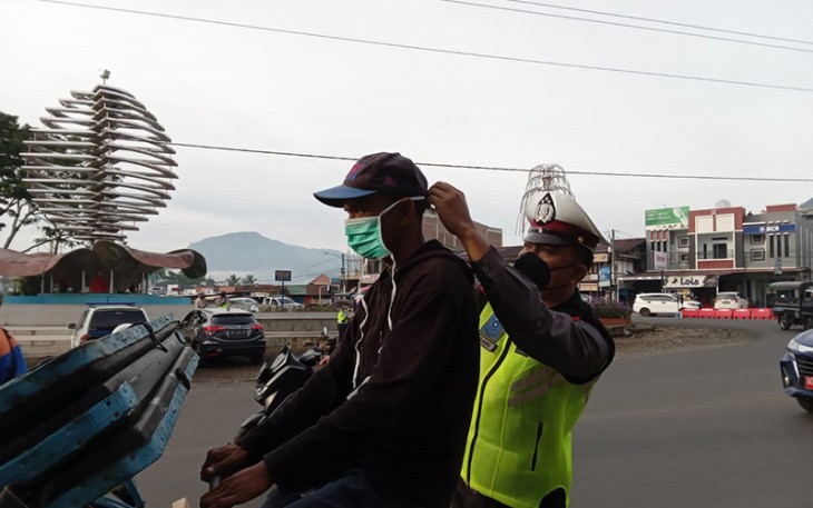 Petugas Sat Lantas Polres Kepahiang saat kenakan langsung masker ke salah seorang pengendara.