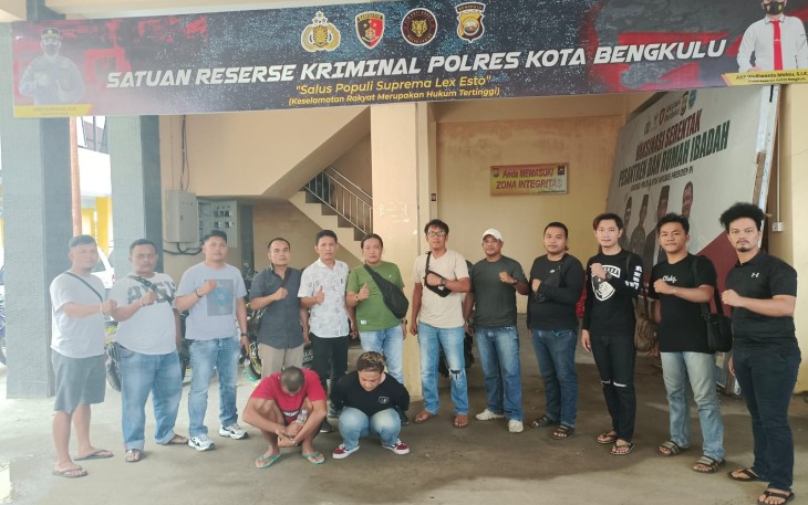 Pelaku Curat (jongkok) saat diamankan petugas