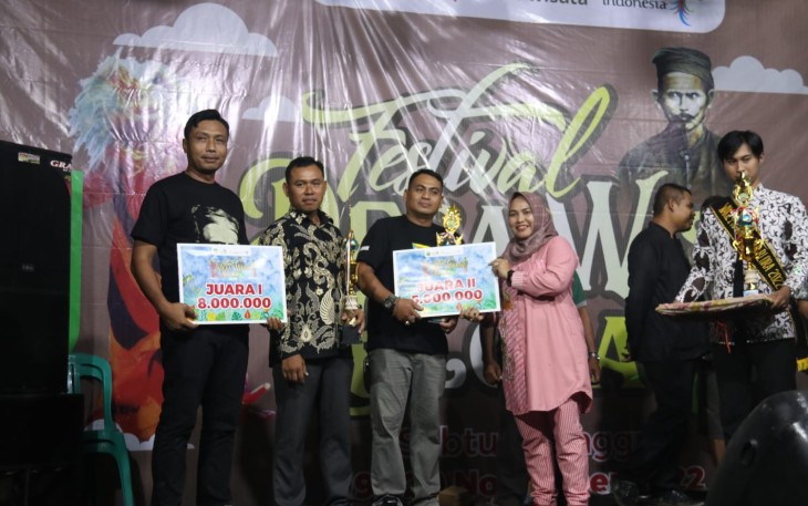  Wakil bupati Blora Tri Yuli Setyowati menyerahkan piagam penghargaan dan uang pembinaan kepada desa pemenang Festival Desa Wisata Blora 2022 di Desa Sambongrejo kecamatan Sambong kabupaten Blora.