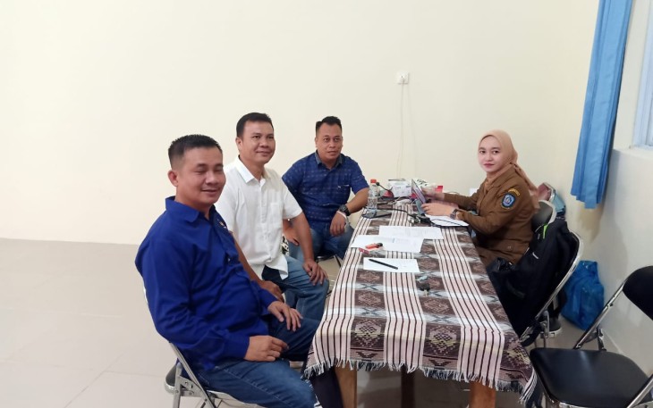 Bupati Lingga Muhammad Nizar bersama dengan Ketua DPRD Kabupaten Lingga Ahmad Nasirudin saat berkunjung ke Politeknik Kabupaten Lingga, yang berada di Jalan Perusahaan, Gedung Eks Implacement.