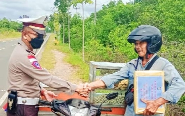 Satlantas Polres Bintan saat Salurkan Bantuan Sosial Kepada Masyarakat