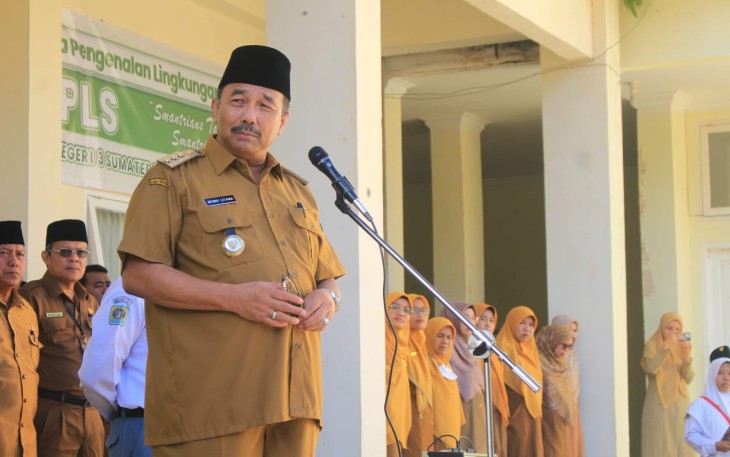 Bupati Pasaman saat pimpin Upacara Bendera di halaman belakang SMA Negeri 3 Sumbar, Senin (8/8).  