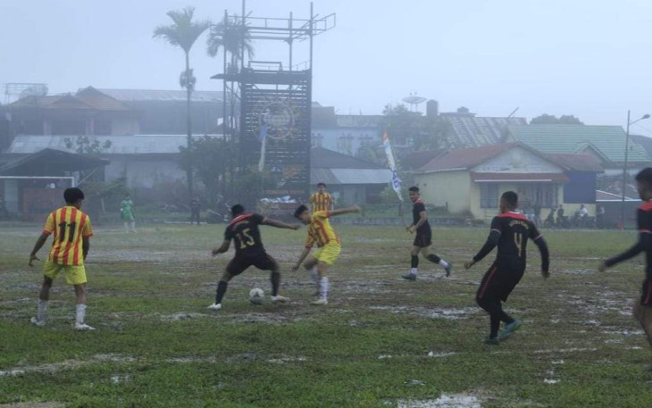 Partai final dalam turnamen yang diikuti 16 tim, berlangsung seru di bawah guyuran hujan.