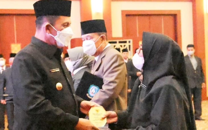 Gubernur Prov Kepri Ansar Ahmad saat Menyerahkan Tanda Satya dan penghargaan PNS Purna Bakti