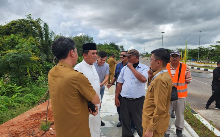 Gubernur Kepri H. Ansar Ahmad saat turun langsung meninjau proyek pembangunan pedestrian dan penataan median jalan Bandara Raja Haji Fisabilillah, Selasa (8/11). 