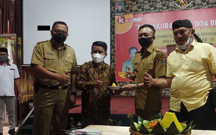 Wabup Rahmat Santoso dan Kabiro Klikwarta.com Faisal saat potong tumpeng Tasyakuran dan Doa Bersama HUT Ke-5 Klikwarta.com dan Peringatan HPN 2022 di Kabupaten Blitar, Selasa (29/03/2022).