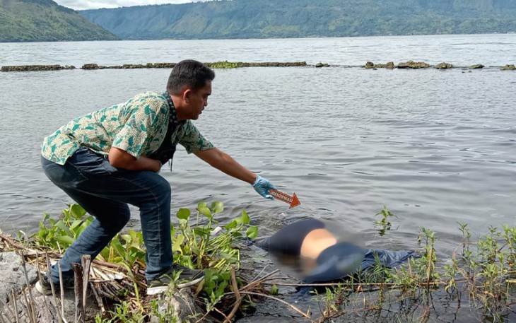 Petugas saat identifikasi mayat