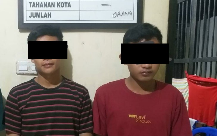 dua tersangka saat diamankan