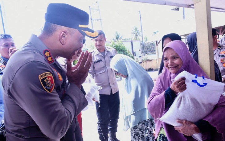 Kapolres Aceh Timur saat Serahkan Bansos Kepada Warga Julok