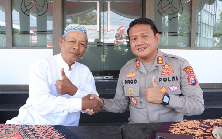 Kapolres Blitar Kota saat Beri Hadiah Gratis Umrah kepada Takmir Masjid 