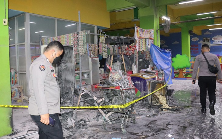 Petugas saat olah TKP