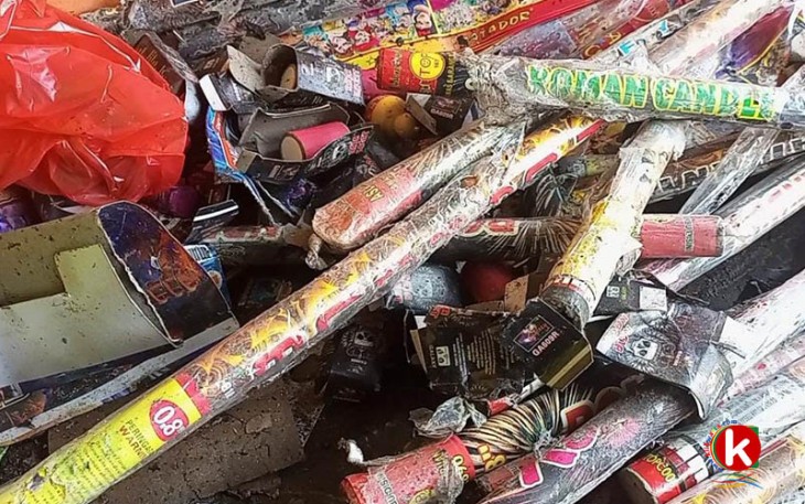 Sisa kembang api yang ludes terbakar akibat terkena percikan api.