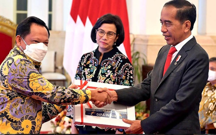 Mendagri Muhammad Tito Karnavian saat menerima langsung DIPA Kemendagri TA 2023 dari Presiden Joko Widodo di Istana Negara, Jakarta, Kamis (1/12/2022).