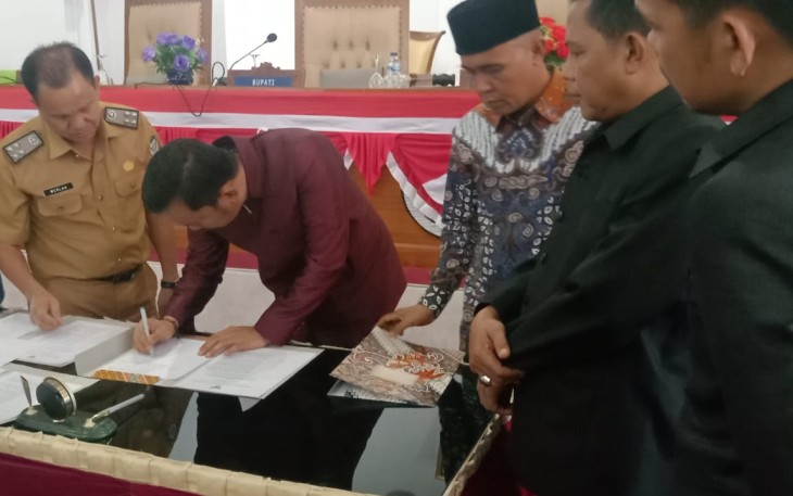 Penandatanganan berita acara Pemilihan dan Penetapan AKD