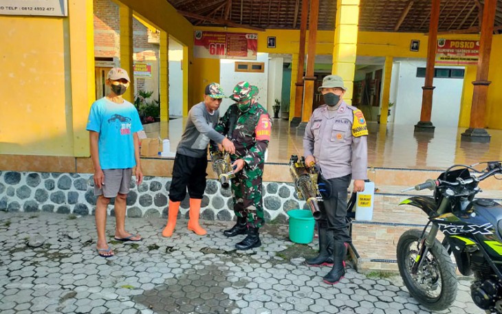 Babinsa Kodim 0802/Ponorogo saat Adakan Fogging di Desa Binaan
