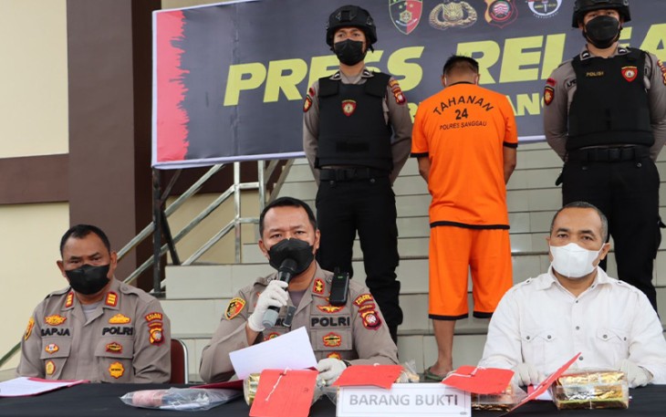 Kapolres Sanggau AKBP Ade Kuncoro Ridwan, S.I.K., di dampingi Kapolsek Entikong AKP Sapja, Kasat Narkoba AKP Donny Sembiring, SH dan Kasi Humas Polres Sanggau Iptu Keken Sukendar saat konferensi pers, Jumat (09/09/2022).