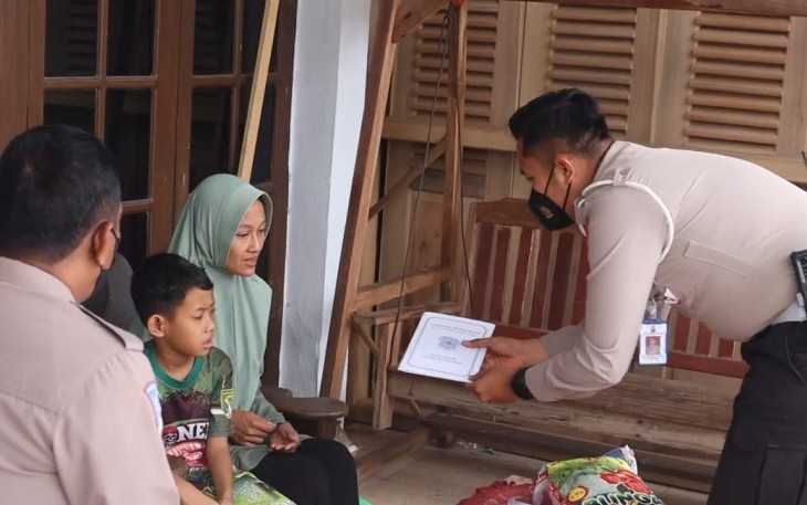 Satlantas Polres Blitar Kota saat Salurkan Bantuan ke Keluarga Korban Laka Lantas
