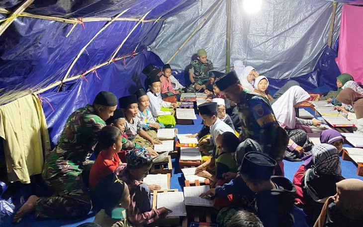 Satgasduk Murai Sakti II saat Ajak Aanak-anak Pengungsi Gempa Cianjur Belajar Mengaji