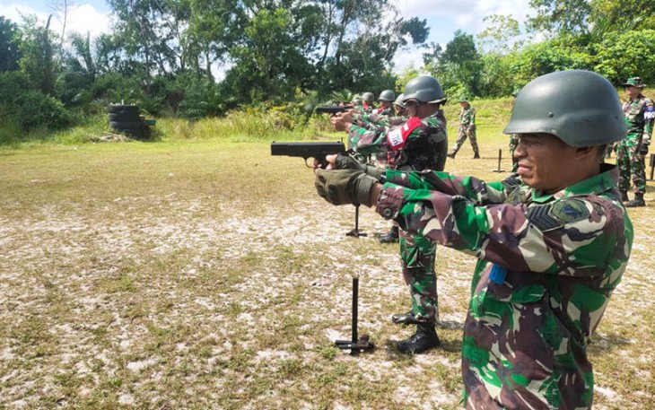 Latihan Menembak Senjata Ringan