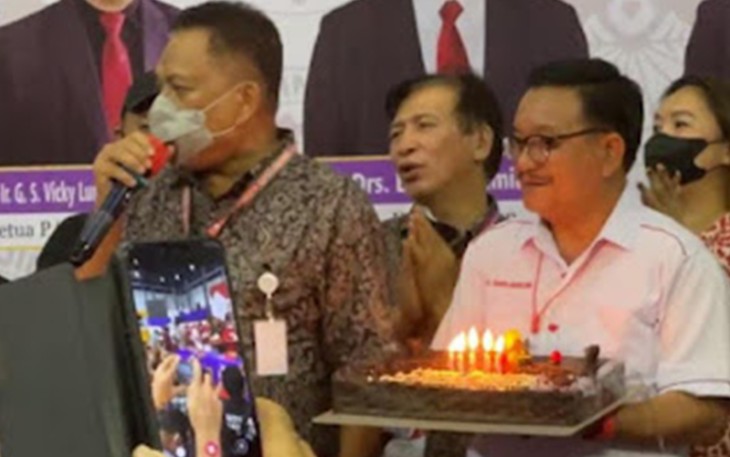 Ketua terpilih maurits Mantiri yang juga walikota Bitung saat mendapatkan kejutan kue ulang tahun dari ketua umum dan panitia lainnya usai di terpilih menjadi ketua P/KB Sinode GMIM Periode 2022-2027.
