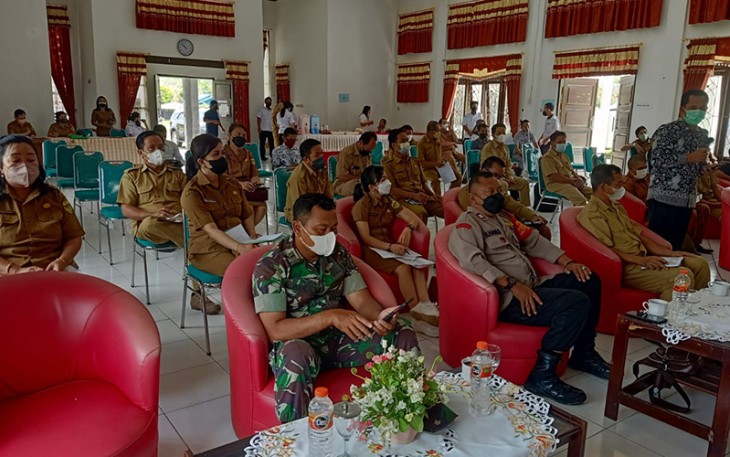 Babinsa Koramil Tewah saat Hadiri Pelantikan Damang Kepala Adat Kecamatan Tewah