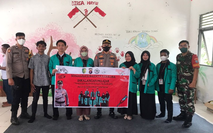 Babinsa dan Bhabinkamtibmas Bukit Batu saat Sosialisasikan Bahaya Narkoba Kepada Pelajar