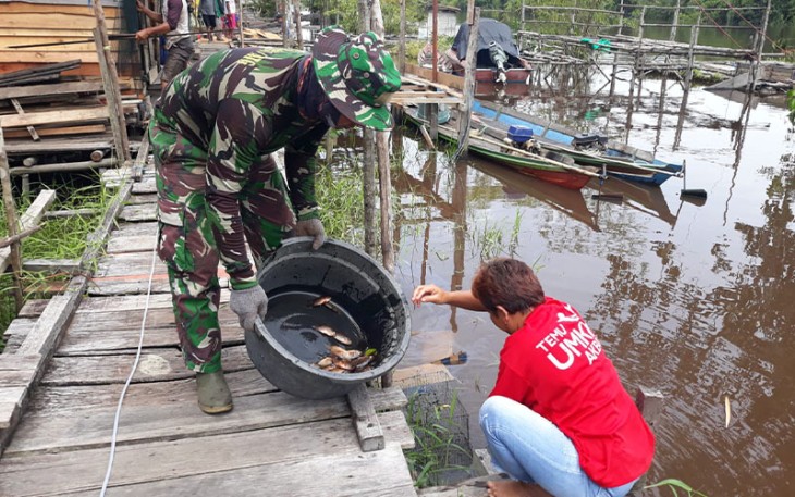 Personel Satgas TMMD saat Imbau Nelayan Waspadai Cuaca Saat Mencari Ikan 