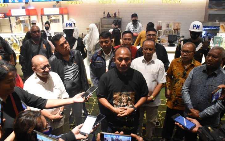 Nobar Film “Taklukan Mimpi” Bersama Pangdam Kasuari