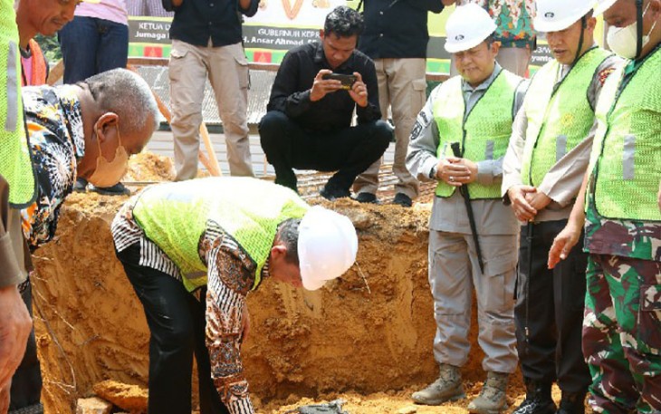 Gubernur Kepri H. Ansar Ahmad saat melakukan peletakan batu pertama pembangunan Rumkitban TNI AD di  Bengkong Permai Kota Batam, Sabtu (22/10). 