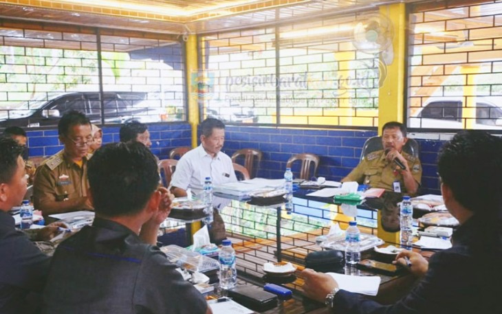 Bupati Pesibar, Agus Istiqlal, saat pimpin rapat di villa way batu, Kec.Pesisir Tengah, Senin (05/09/2022).