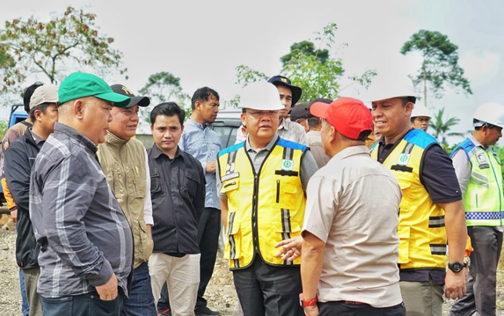 Gubernur Rohidin saat meninjau di lokasi, 27/08/2022.