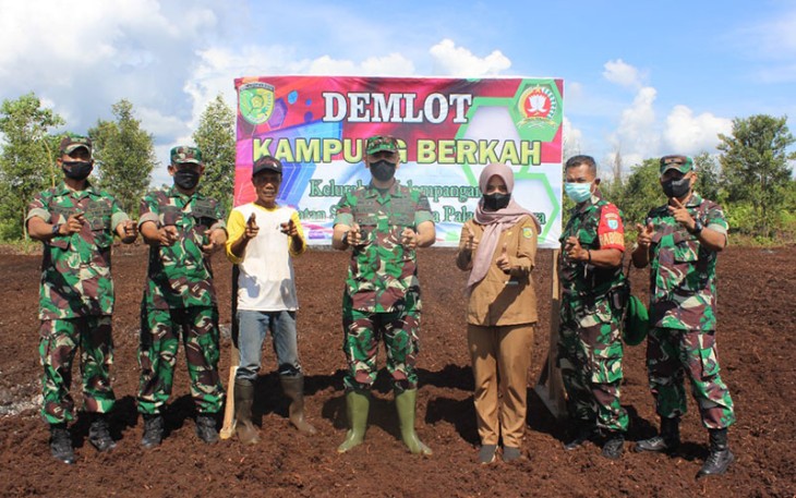 Giat penanaman bawang dan kedelai di kawasan Agro Wisata, tepatnya di Demlot Kampung Berkah Kelurahan Kalampangan Kecamatan Sabangau Kota Palangka Raya. Selasa 26 April 2022. 