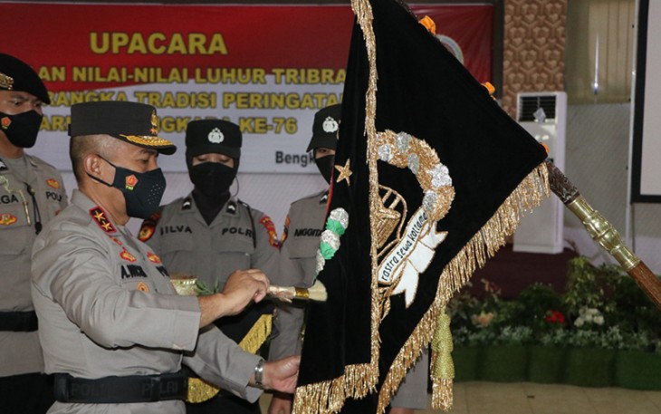 Kapolda Bengkulu Irjen Pol. Drs. Agung Wicaksono,M, Si saat pimpin tradisi pencucian Pataka 