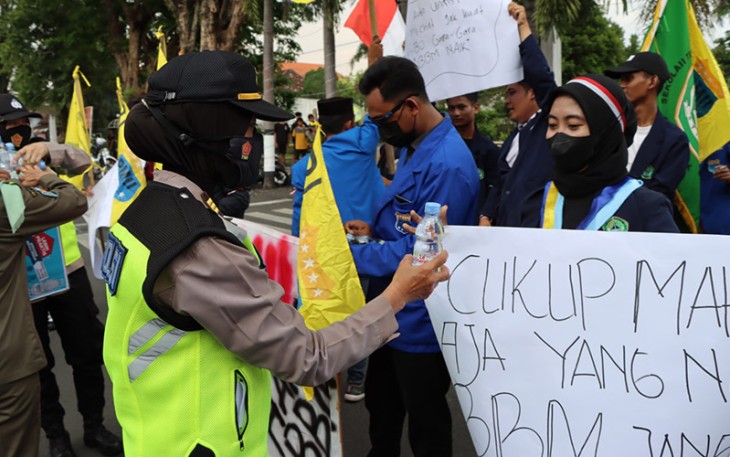 Polisi Layani Mahasiswa Demo Dengan Humanis