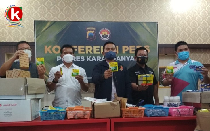 Konferensi pers kasus tindak pidana pemalsuan merek dagang dan produk Kapur "Bagus" di Mapolres Karanganyar.