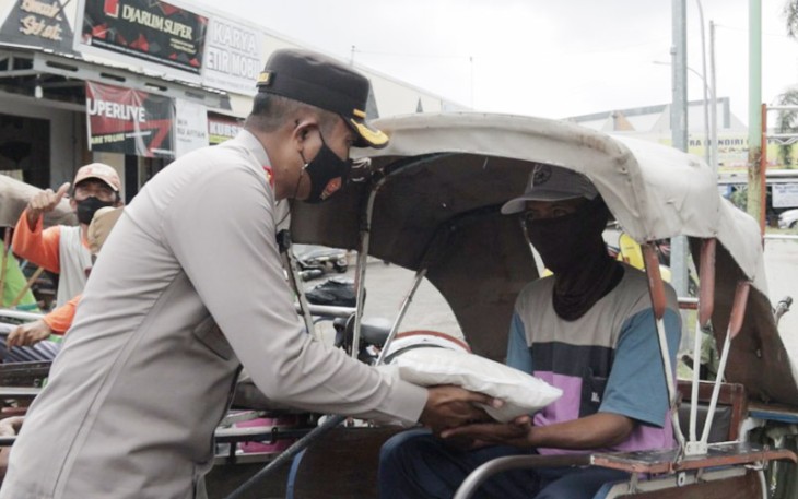 Kapolres Pemalang AKBP Ari Wibowo saat salurkan bansos ke tukang becak, Jumat (09/09/2022).