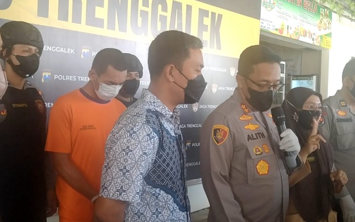 Kapolres Trenggalek, AKBP Alith Alarino, S.I.K., saat press release, ungkap kasus tindak pidana penadahan barang hasil Kejahatan, di Taman batu Polres Trenggalek, Jum'at (16/9/2022).