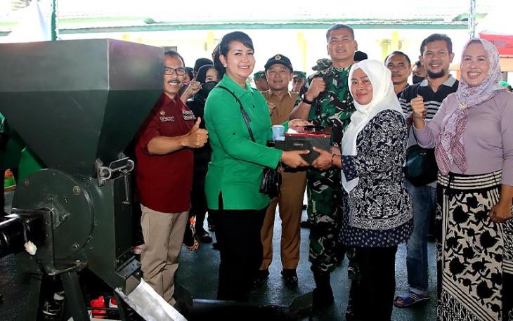 Ketua Persit Kartika Chandra Kirana Daerah III/Slw Ny. Mia Kunto Arief Wibowo