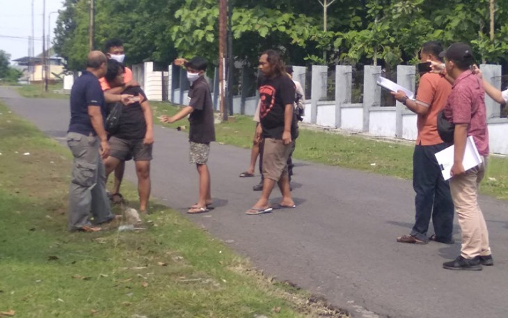 Polisi menggelar pra rekonstruksi kasus penganiyaan hingga tewas di lingkungan Mentul, Cepu, kabupaten Blora.