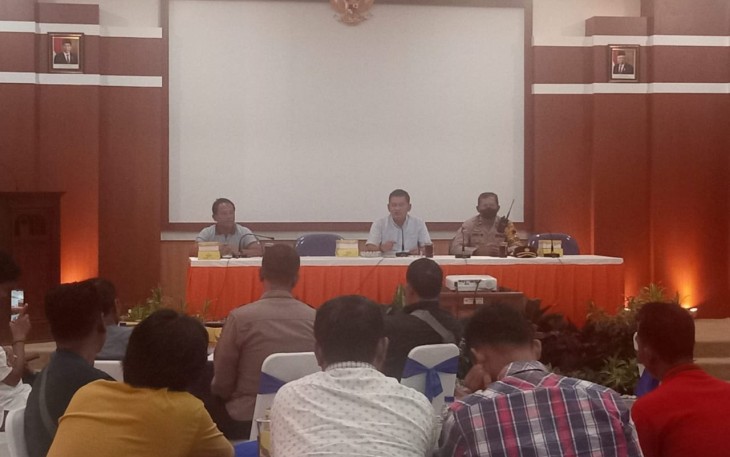 Rapat koordinasi Askab PSSI Karanganyar bersama sejumlah elemen, Jumat (7/10/2022).