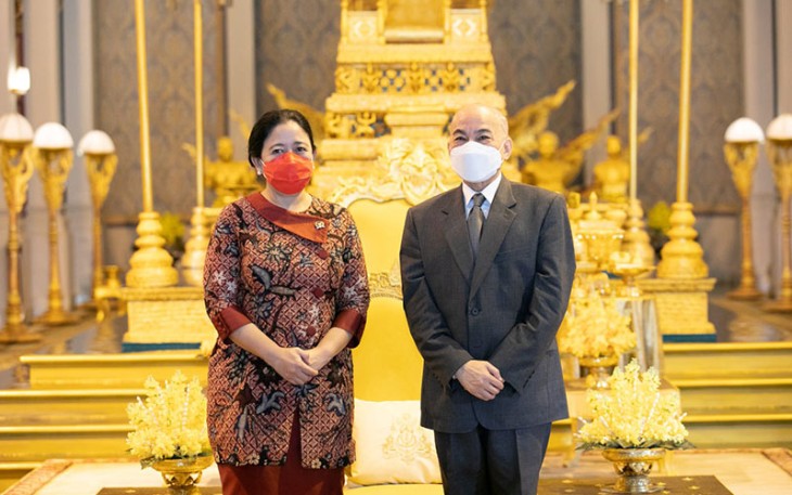 Puan bersama Raja Norodom Sihamoni di ruang tamu kerajaan usai berbincang, Jumat (25/11/2022) pagi.