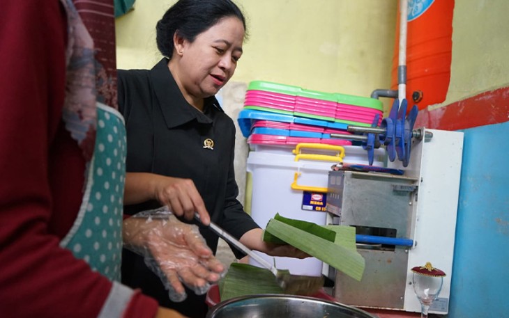 Puan saat Ikut Bantu Buat Bandeng Presto