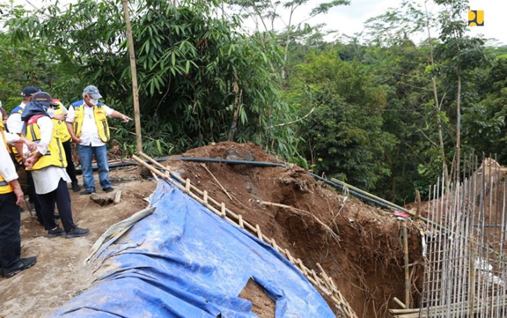 Menteri PUPR Basuki Hadimuljono saat meninjau penanganan longsor di jalan nasional ruas Pringsurat-Bts, Kabupaten Temanggung Km 22+400 pada Sabtu (9/4/2022).