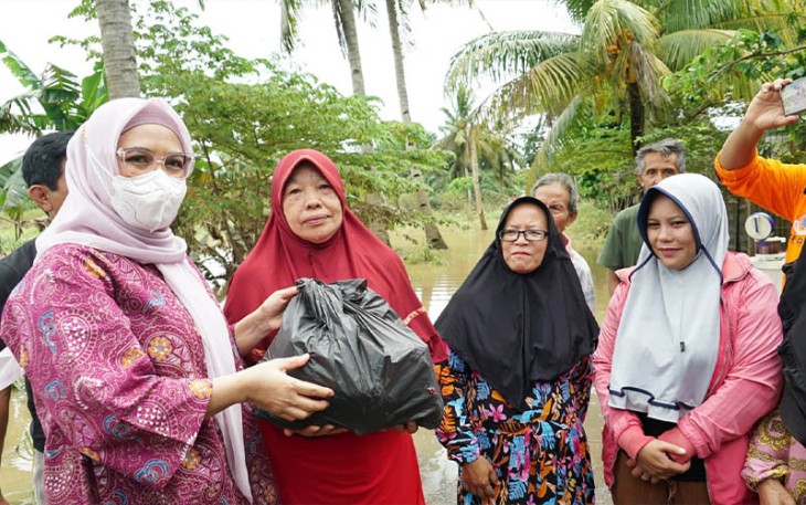 Ketua TP PKK Derta Wahyulin Rohidin saat bantu sembako kepada keluarga di dua RT yang terdampak banjir akibat luapan sungai Bengkulu.