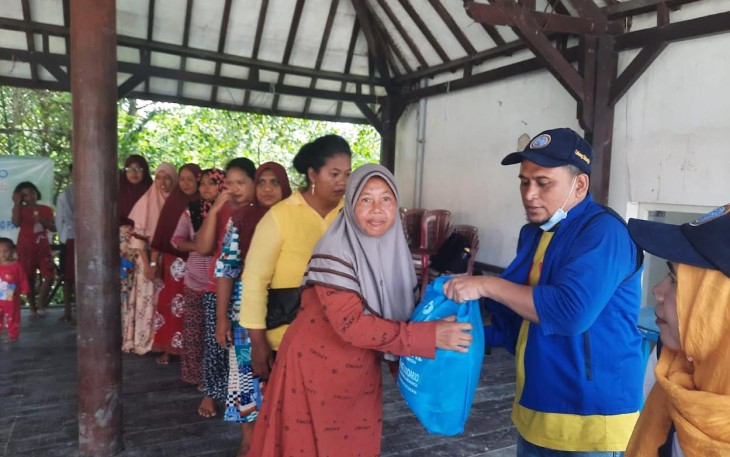 Ika Unair Sidoarjo saat Bagi Sembako 
