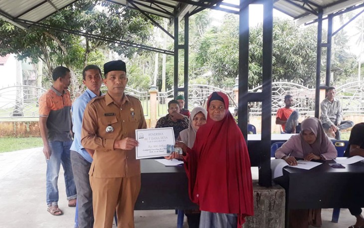 Pemdes Paya Dua Aceh Timur saat Salurkan BLT