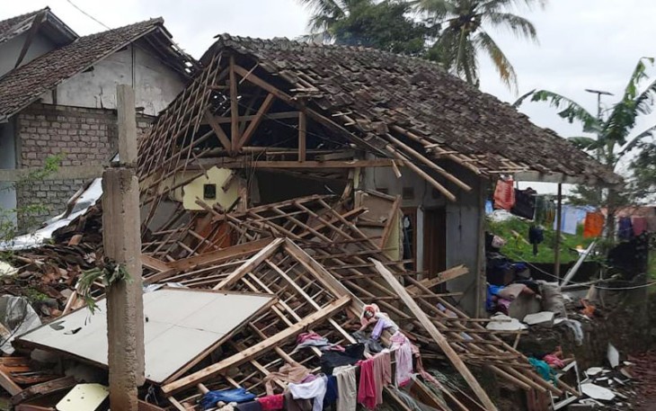Kondisi rumah warga terdampak gempa di Cugenang, Kabupaten Cianjur, Jawa Barat pada Kamis (24/11).
