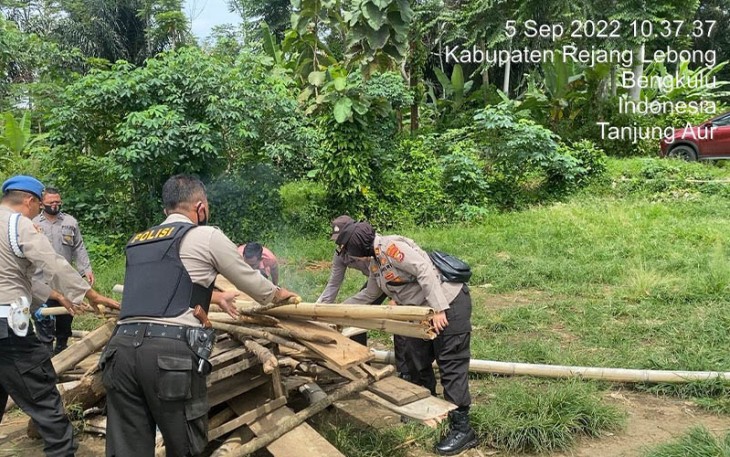 Personel Polsek Sindang Kelingi saat melakukan pembongkaran arena judi sabung ayam