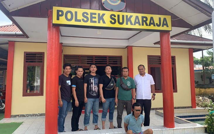 Tersangka (diborgol) saat diamankan