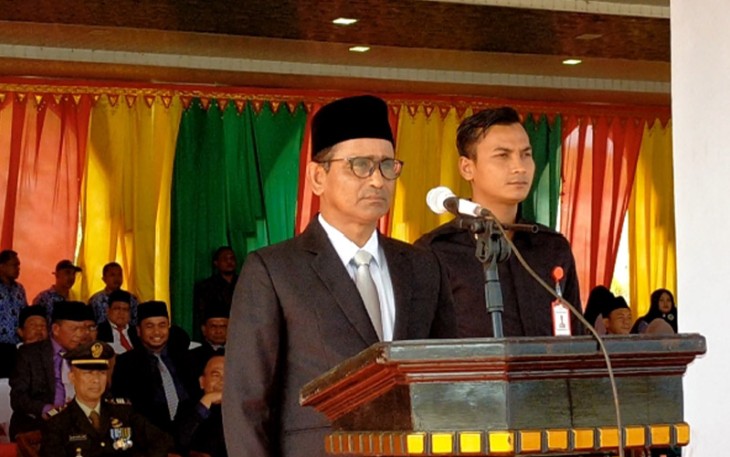 Pj Bupati Aceh Timur Ir Mahyuddin MSi saat bertindak sebagai pembina upacara Peringatan HUT Aceh Timur ke-66 Tahun.